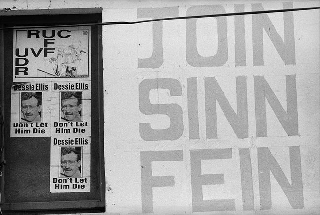 Plakati na Severnem Irskem, ki podpirajo politično stranko Sinn Fein in primerjajo severnoirsko policijo z britansko vojsko.