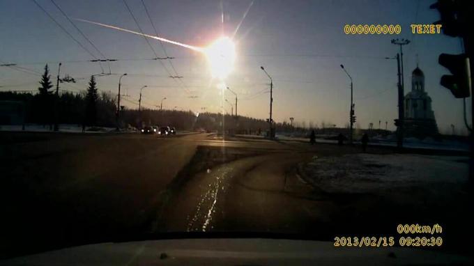 Čeljabinski meteor, razviden iz pomišljaja.