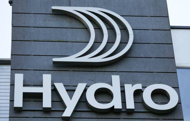 Nov logotip norveške aluminijaste skupine Norsk Hydro je mogoče videti na njihovem sedežu v ​​Lysakerju zunaj Osla na Norveškem