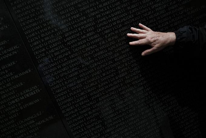 Nekdanji VA Sen. Jim Webb obeležuje 40. obletnico padca Saigona na vietnamskem vojnem spomeniku