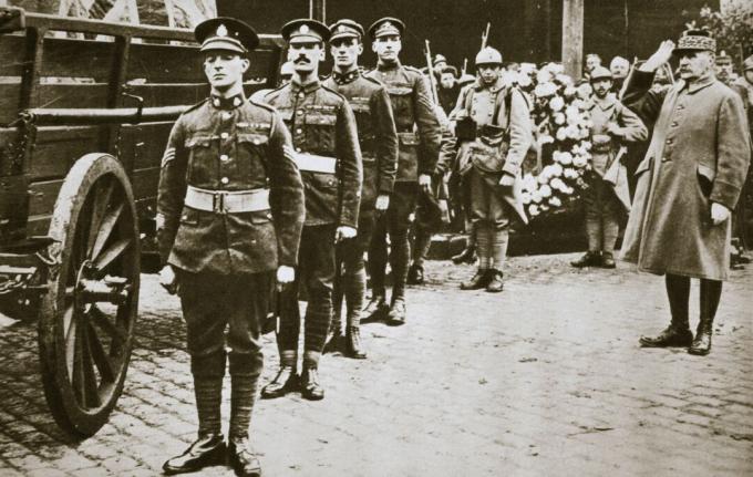 Maršal Foch francoski general Saluting Britanski neznani vojak okoli leta 1918