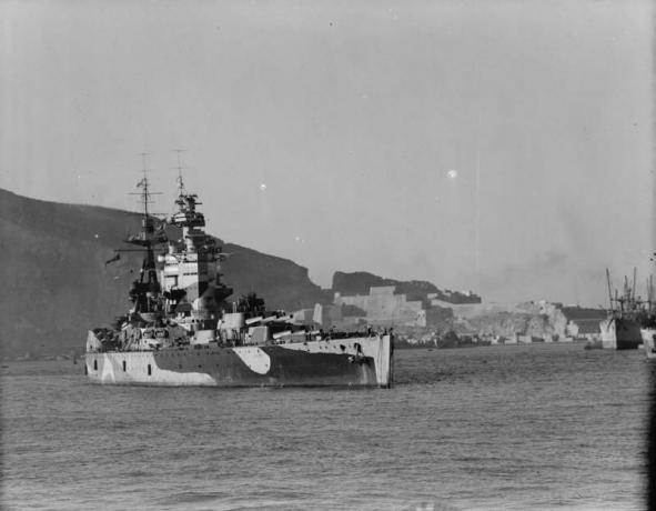 Bojna ladja HMS Nelson v pristanišču v Mers-el-Kebiru, 1942.