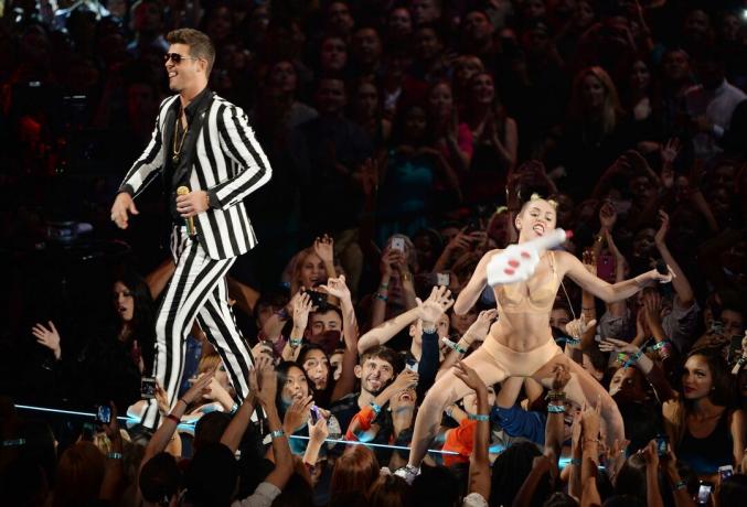 Robin Thicke in Miley Cyrus nastopata med MTV Video Music Awards 2013 na Barclays Center, 25. avgusta 2013, v okrožju Brooklyn v New Yorku.
