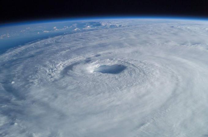 Zračna fotografija tropske nevihte.