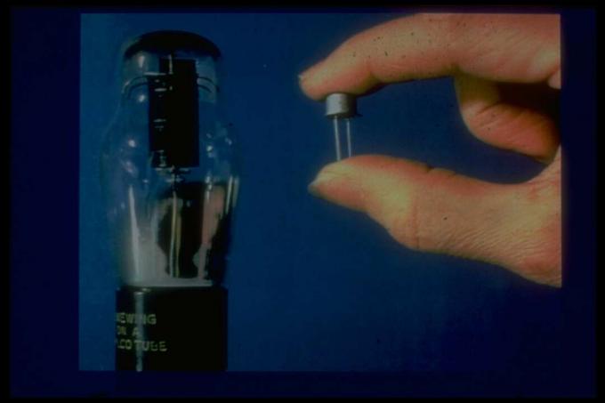 Vakuumska cev in tranzistor, funkcionalni predhodniki polprevodniških čipov