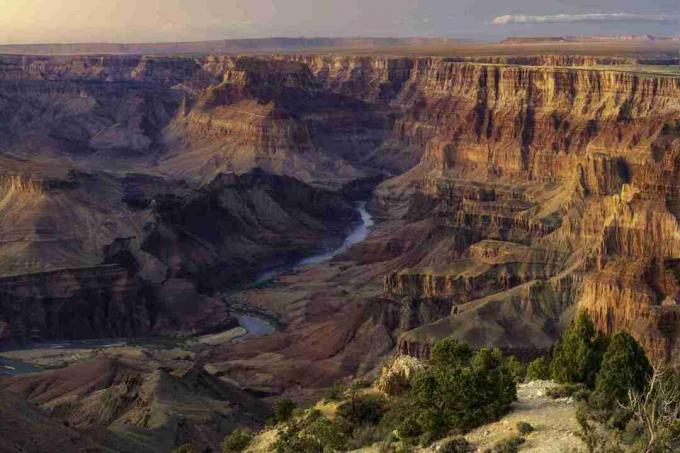 Barvit sončni zahod s pogledom na reko Colorado globoko v Grand Canyonu