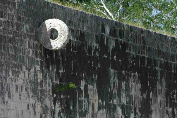 Izklesan kamniti obroč, del igre Maye žogo