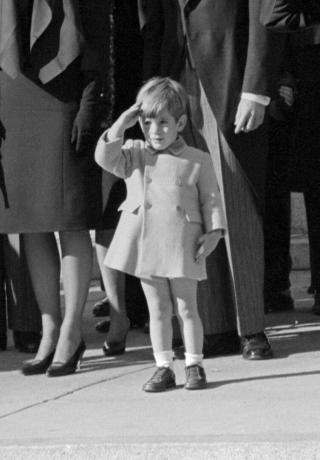 John F. Kennedy mlajši pozdravlja očetovo skrinjo