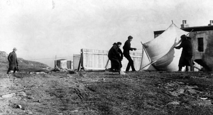 Guglielmo Marconi opazoval sodelavce, ki so dvignili zmaj, ki je bil uporabljen za dvigovanje antene v St. John's, Newfoundland, decembra 1901