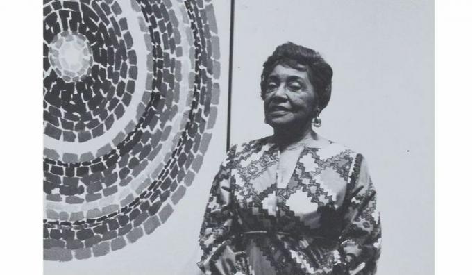 črno-bela podoba Alme Thomas pred eno od njenih abstrakcij v krogu