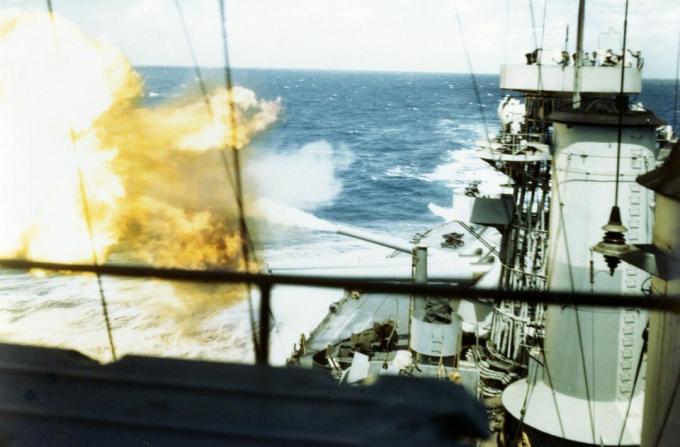 Zunaj gleda na bojni ladji USS Colorado s 16-palčnimi puškami.