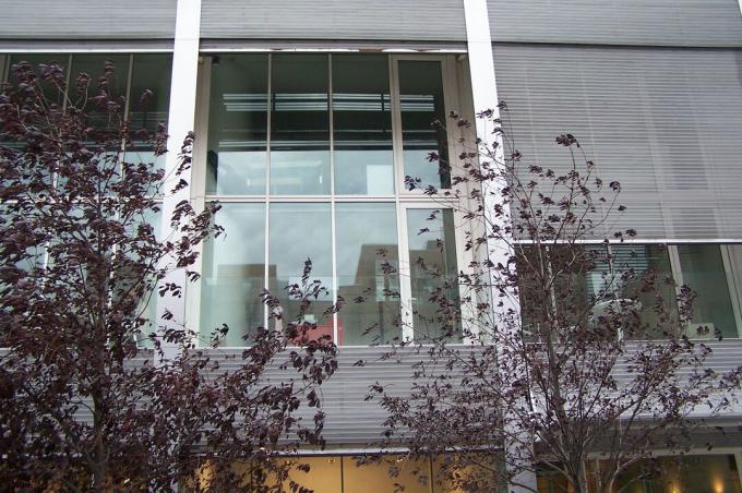 bližnji posnetek treh 2-nadstropnih stanovanjskih enot z izvlečnimi steklenimi in kovinskimi sprednjimi stenami