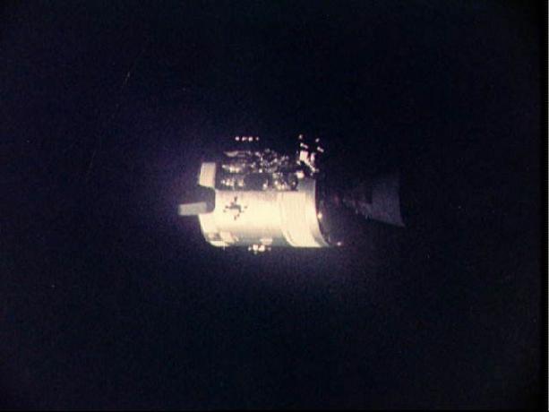 Slike Apolla 13 - Pogled poškodovanega servisnega modula Apollo 13 iz modulov Lunar / Command
