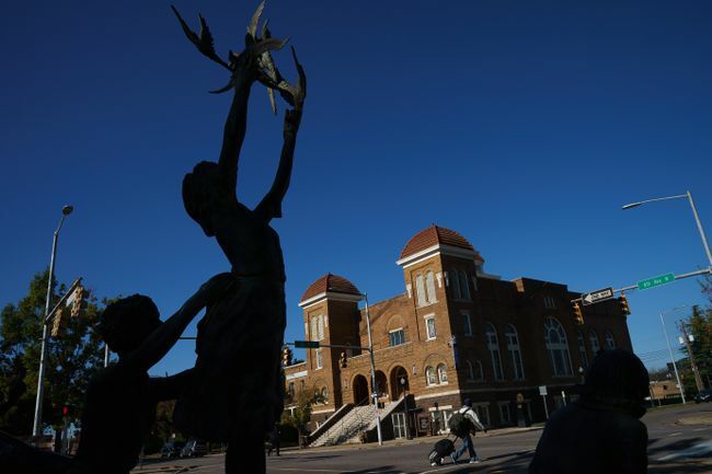 Pogled na kip " štirih duhov" in baptistično cerkev na 16. ulici v Birminghamu v Alabami.