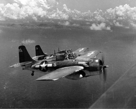 Dva borca ​​FM-2 Wildcat v letu nad vodo.