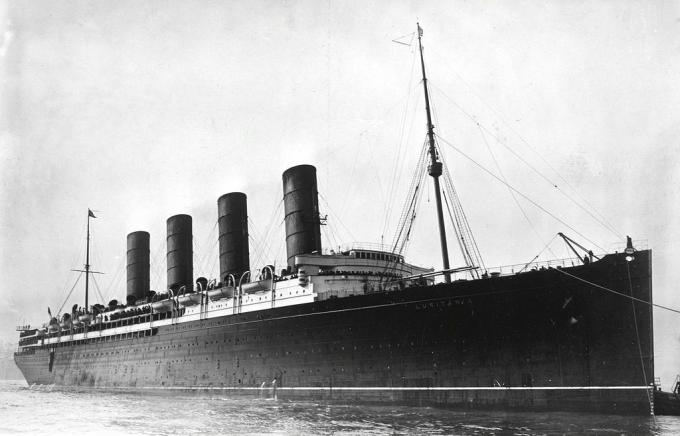 Pogled s strani obloge RMS Lusitania.