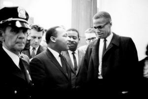 Malcolm X in Martin Luther King Jr. se srečujeta leta 1964