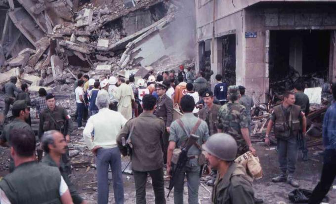 Na kraju samomora ameriškega veleposlaništva, Bejrut, Libanon, 18. aprila 1983, množica vojakov in dajalcev pomoči stoji na mestu uničenja in škode.