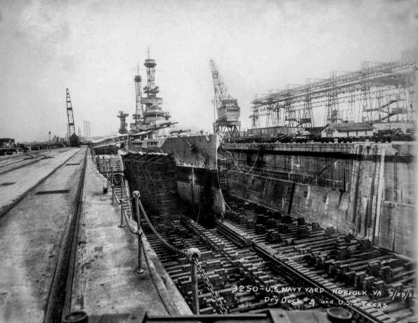 Bojna ladja USS Texas (BB-35) v suhem doku, 1926.