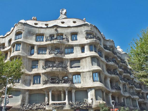 Zakrivljena stanovanjska stavba v Barceloni, Španija, Casa Mila, avtor Antoni Gaudi