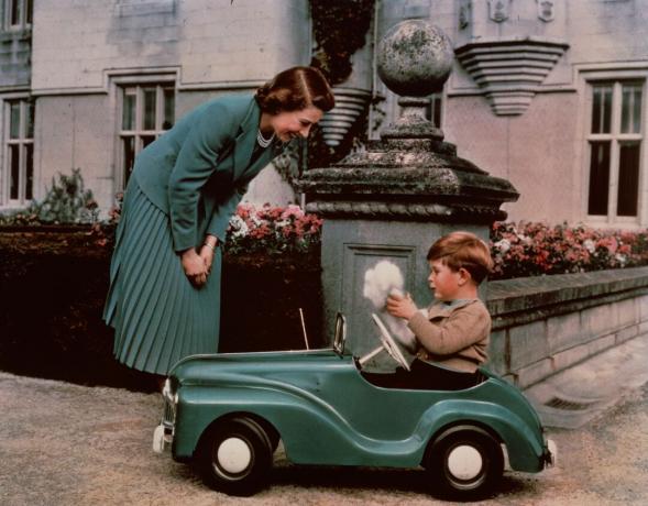 28. september 1952: princesa Elizabeth opazuje svojega sina princa Charlesa, ki se igra v svojem avtomobilu z igračami, medtem ko je bil na Balmoralu.