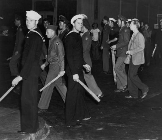 Tolpe ameriških mornarjev in marincev, oboroženih s palicami med neredi Zoot Suit, Los Angeles, Kalifornija, junij 1943.