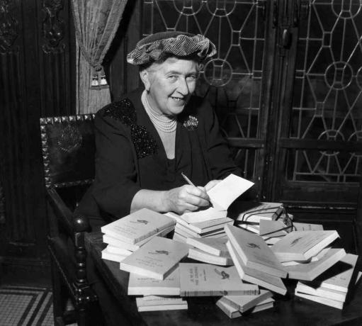 Agatha Christie je podpisala kup knjig