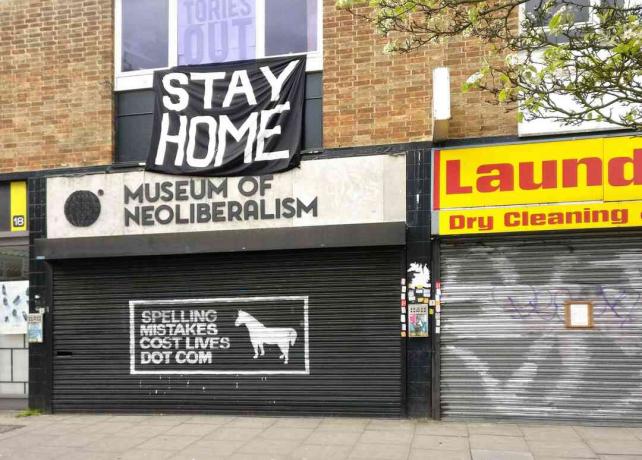 Veliki znak STAY HOME nad zaprtim muzejem neoliberalizma v Lewsihamu v Londonu v Angliji.
