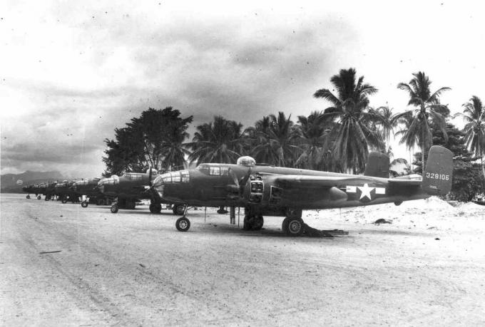 Bombarderi B-25 so bili postavljeni na vzletno-pristajalni stezi na južnem Tihem oceanu.