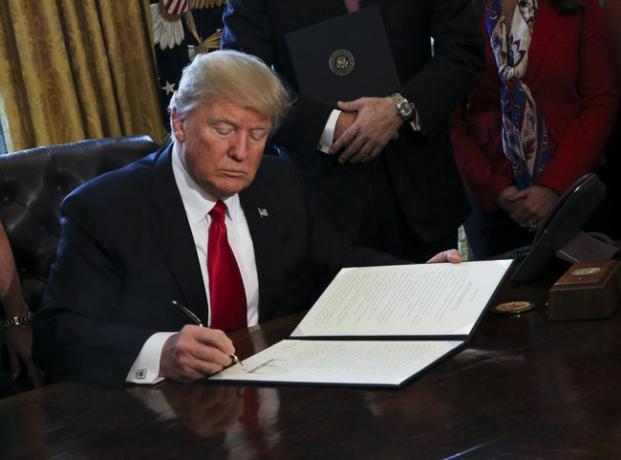 Ameriški predsednik Donald Trump podpiše izvršne ukaze, vključno z ukazom o pregledu Dodd-Frank Wall Streeta za razveljavitev finančnih predpisov iz obdobja Obame.