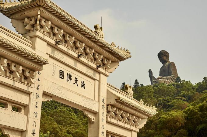 Kitajski vhod v ospredju in ogromen kip v ozadju