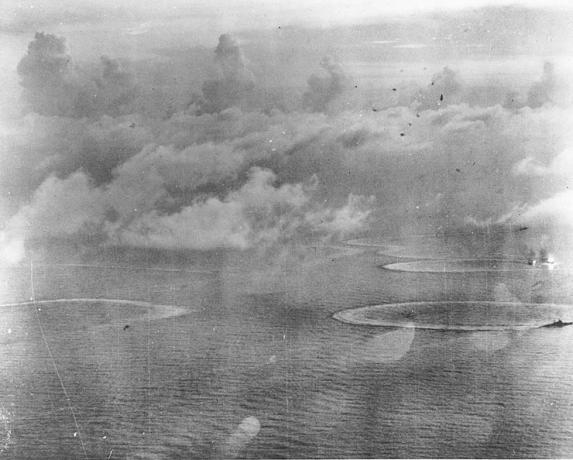 Zračna fotografija japonskih prevoznikov, ki jih napadajo ameriška letala.