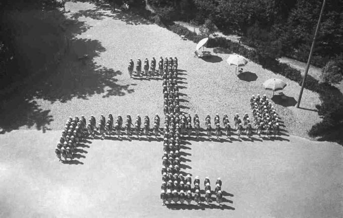 Italijanski dekliški poletni tabor, ki sestavlja nacistično svastiko, 8. avgusta 1942, Genova, Italija.