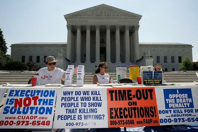 Aktivisti sodelujejo v bdenju proti smrtni kazni pred vrhovnim sodiščem ZDA 1. julija 2008 v Washingtonu, DC.