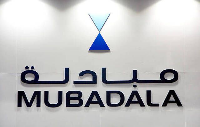 Logotip podjetja Mubadala Development Co., razstavljen na njihovi razstavni kabini med Singapurskim letalskim salonom v Singapurju
