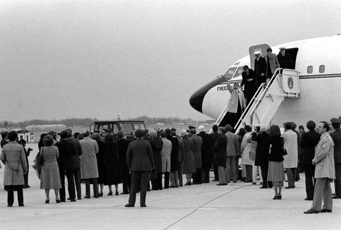 Osvobojeni Američani talci izstopijo iz letala Freedom One, letala zrakoplova VC-137 Stratoliner, ob prihodu v bazo, 27. januarja 1981